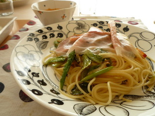 生ハムとアスパラガスのパスタ