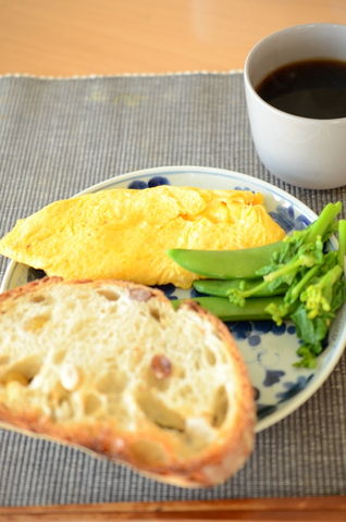 豆入りカンパーニュの朝食