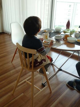 椅子に座る子供